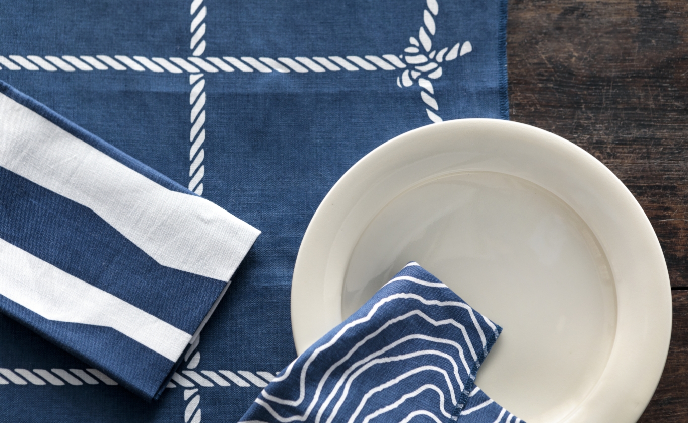 キッチンクロス・お皿を机の上に置いたイメージカット