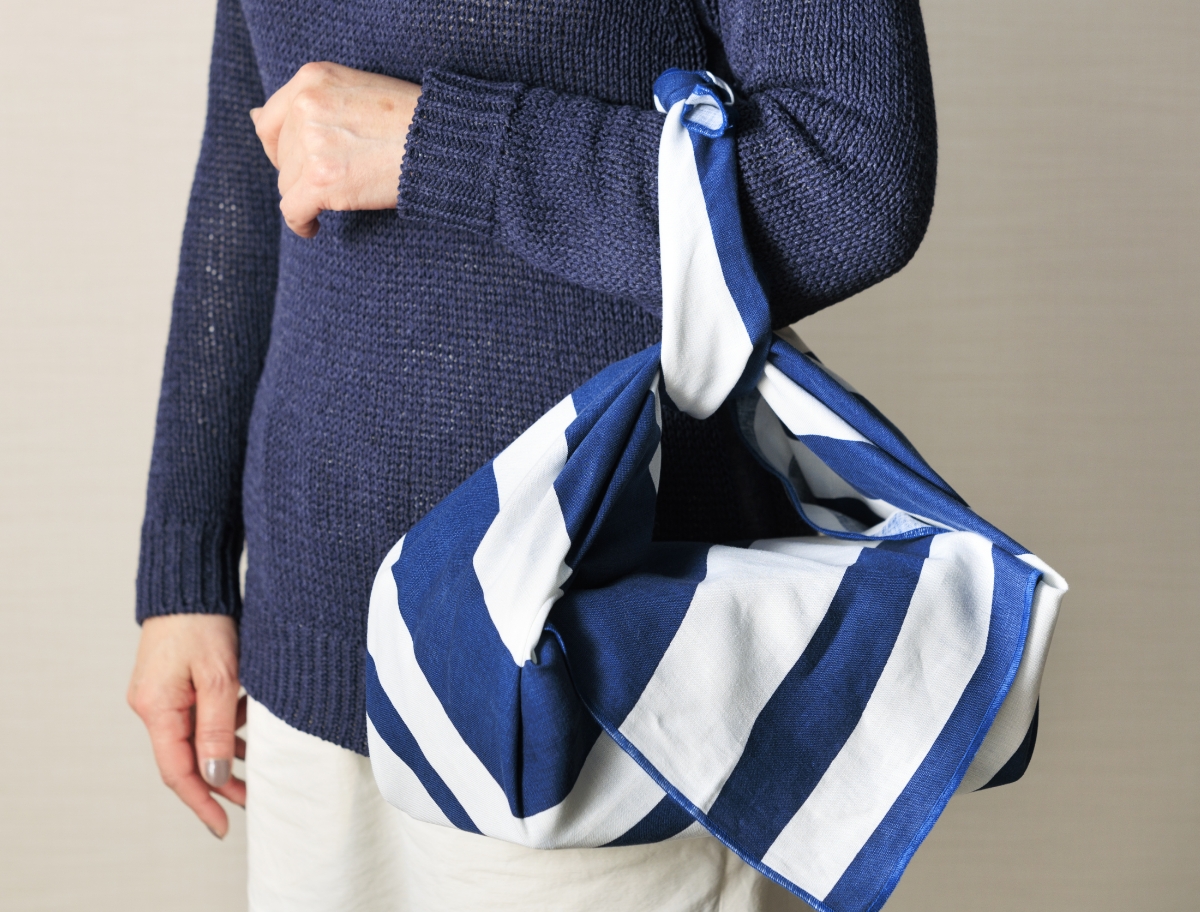 風呂敷でバッグを作り、身に着けている様子